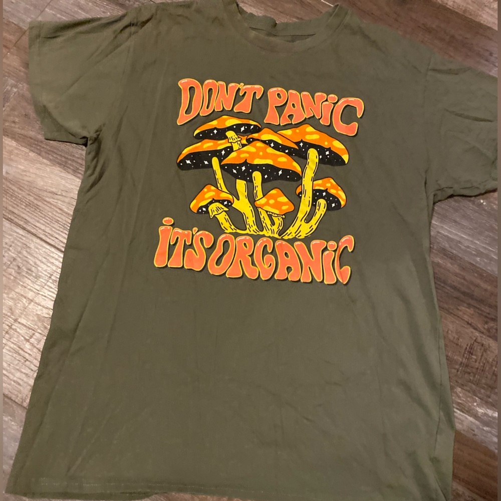 $19 sale  Brisco Brands green graphic t-shirt Don't Panic It's Organic M